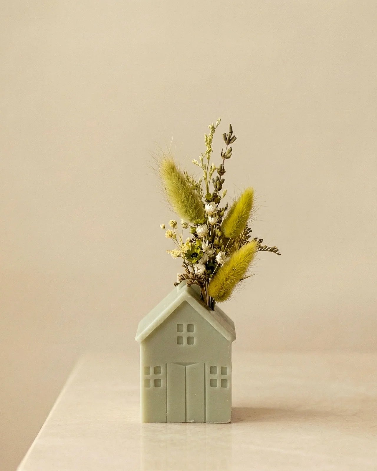 Vaso di cera a forma di casetta con bouquet di fiori secchi e stabilizzati realizzato a mano | Colore verde salvia, misura piccola