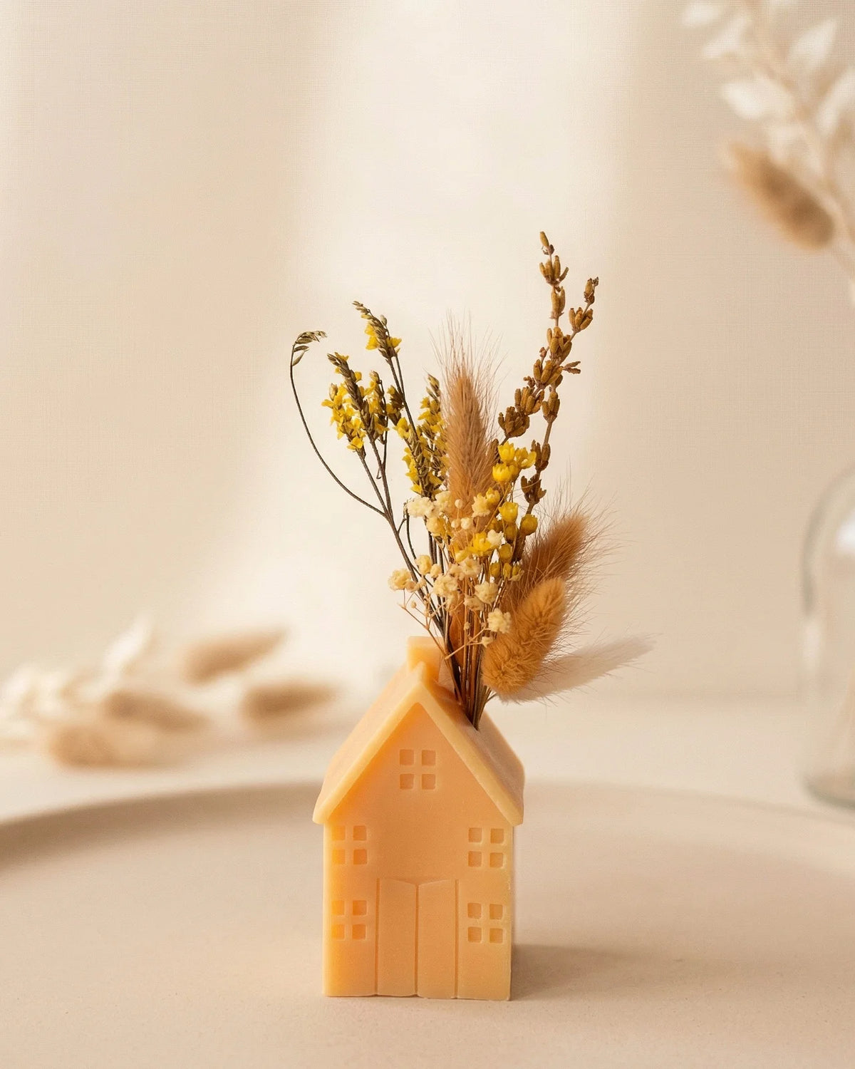 Vaso di cera a forma di casetta con bouquet di fiori secchi e stabilizzati realizzato a mano a Roma
