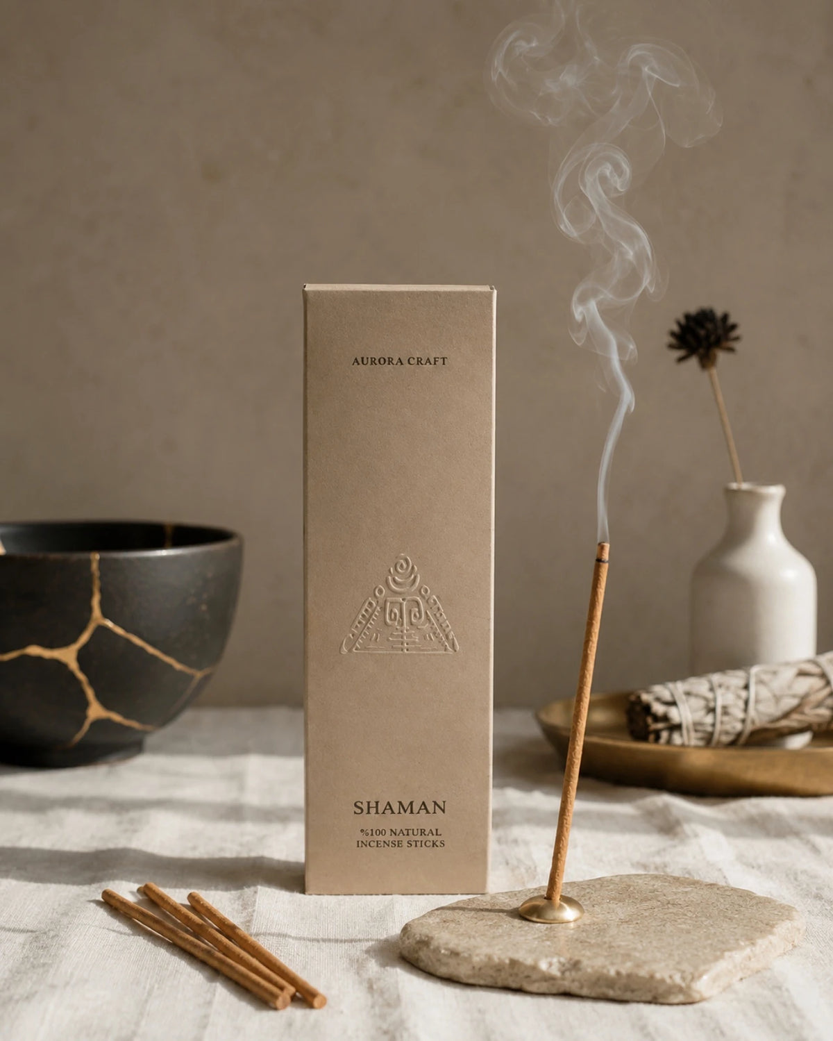 Bastoncini di incenso artigianali 100% naturali di Aurora Craft con porta incenso in ottone per piccoli rituali quotidiani di slow living | realizzati con resine, polvere di legno e oli essenziali - Io Sono La Luce Roma