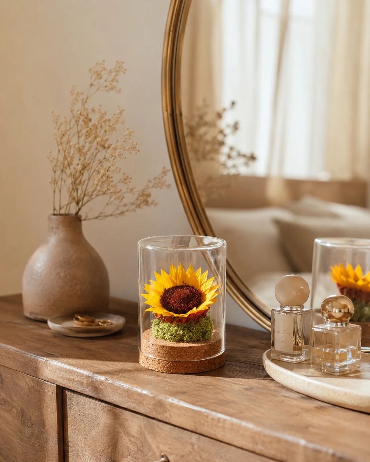 Girasole eterno sotto vetro su comò beauty con specchio, decorazione vanity naturale elegante