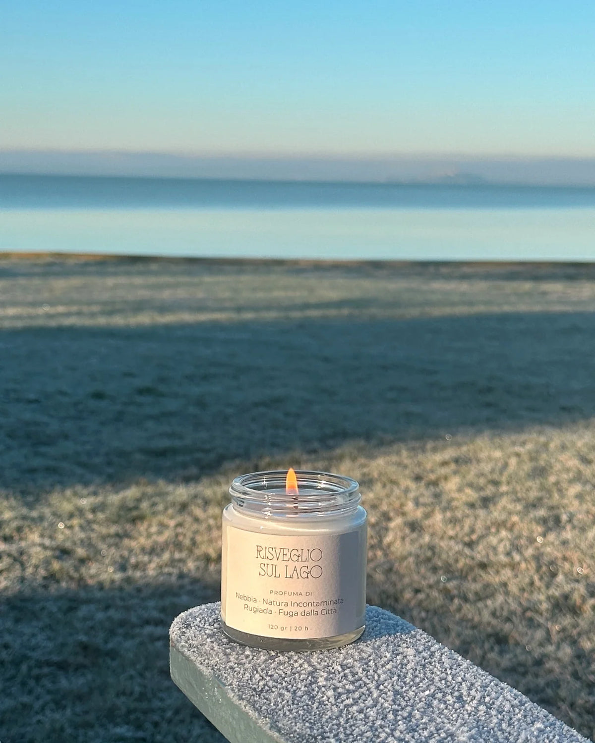 Candela in cera di soia naturale al profumo di petrichor, rugiada e chalet sul lago | Roma - Io Sono La Luce 