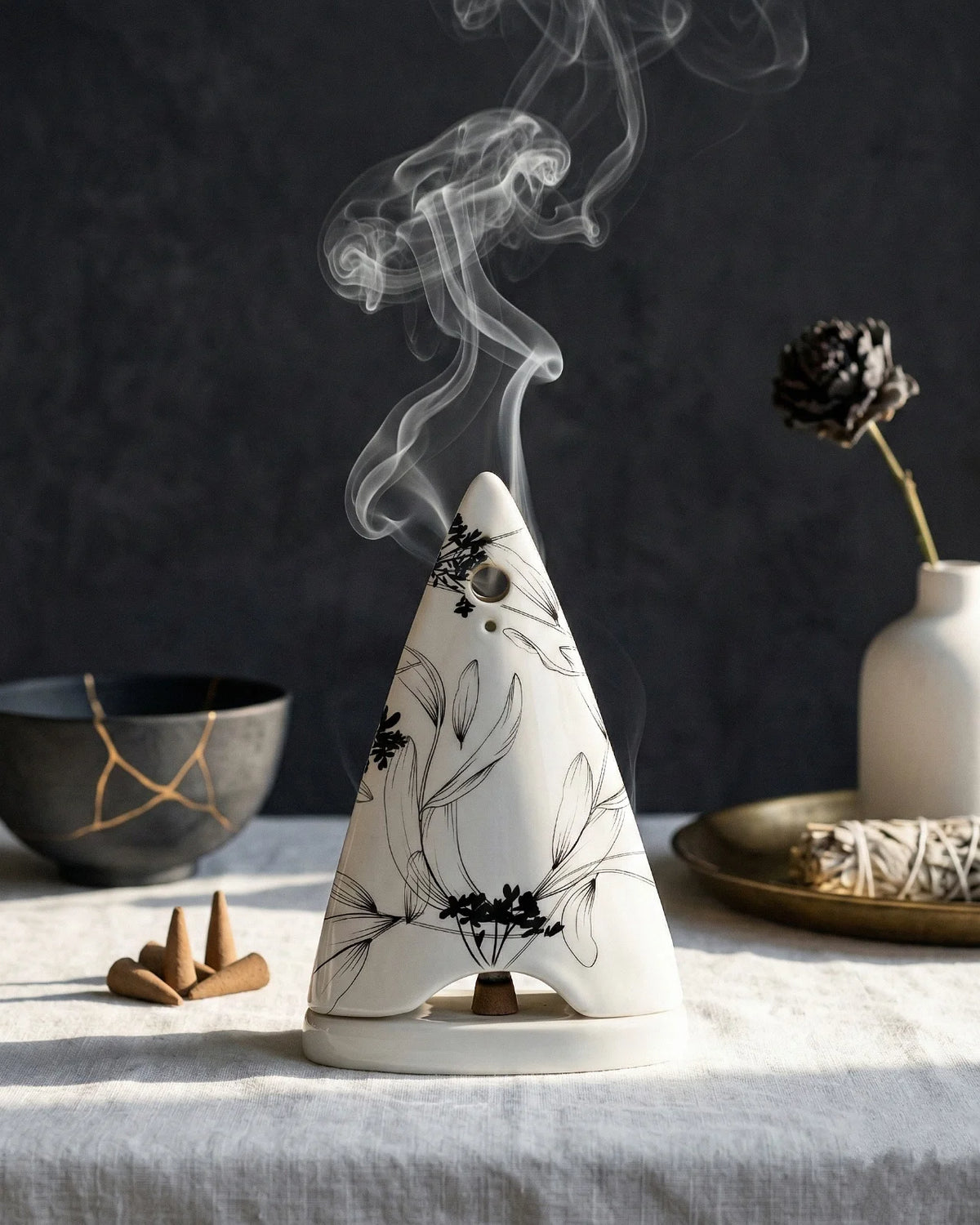Diffusore in porcellana con motivo botanico nero su bianco, porta incenso per coni
