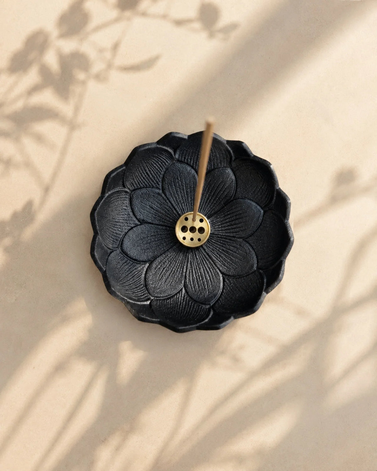 Porta incenso di design artigianale giapponese Yutori in ghisa a forma di fiore di loto per bastoncini sottili di incenso giapponese | Colore nero