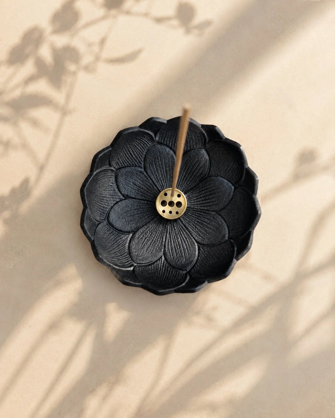 Porta incenso di design artigianale giapponese Yutori in ghisa a forma di fiore di loto per bastoncini sottili di incenso giapponese | Colore nero