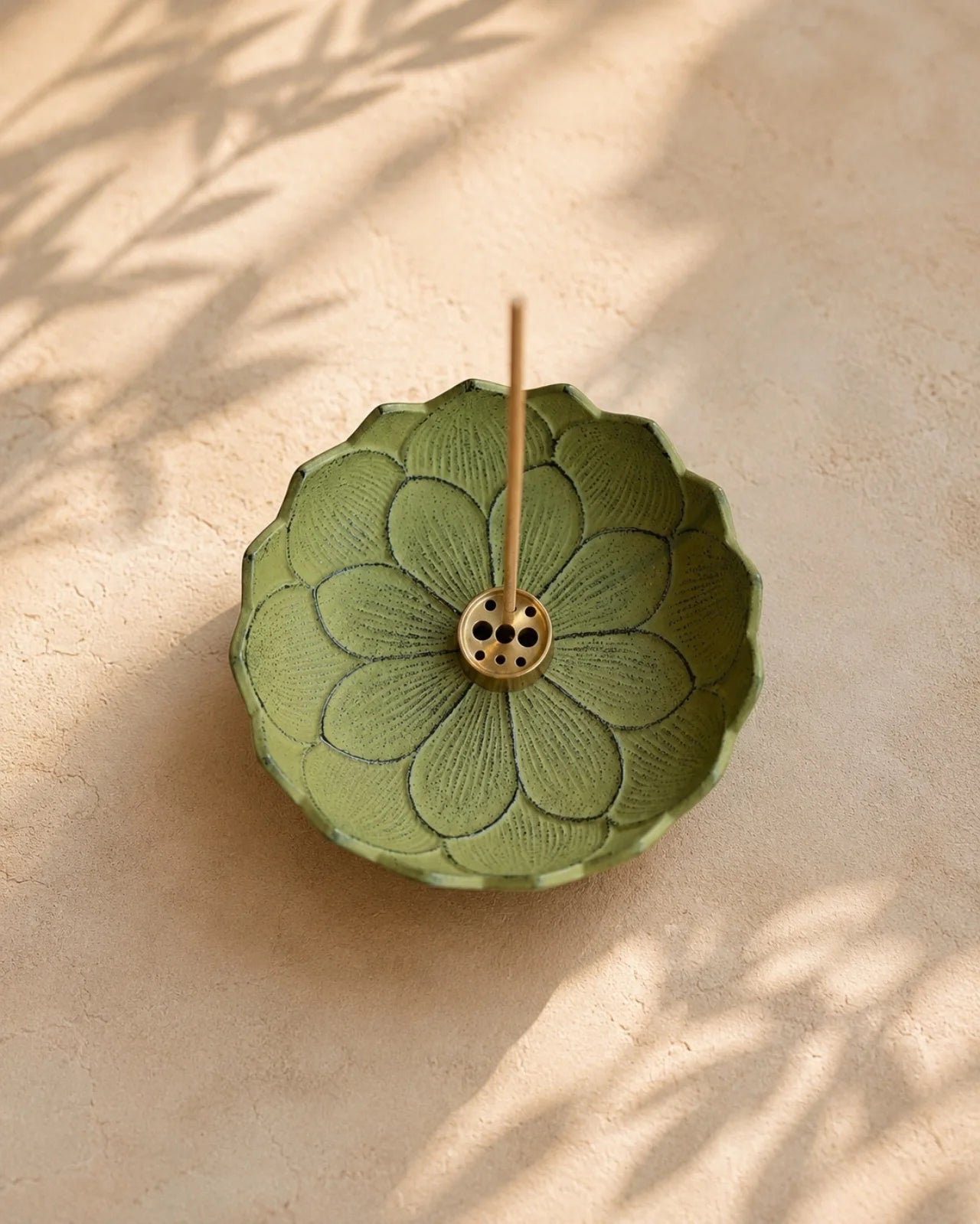 Porta incenso di design artigianale giapponese Yutori in ghisa a forma di fiore di loto per bastoncini sottili di incenso giapponese | Colore verde